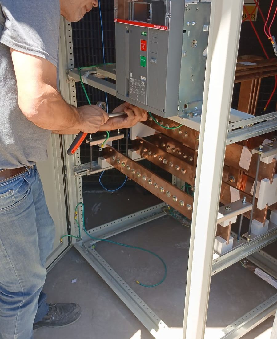 Personal de OPLAK trabajando en el montaje de un tablero eléctrico
