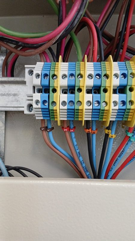 Borneras y conexionado dentro de un tablero